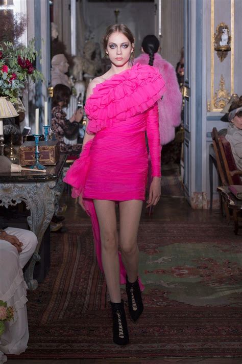 Pink Fashion Runway Fashion Couture Fashion Fashion Trends Labor