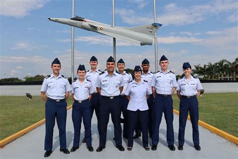 Cadetes De La Academia De La Fuerza Aérea De Los Estados Unidos Conocen