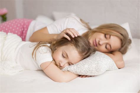 La Madre Puso A Su Hija Para Dormir Interior Cuidado Del Concepto Foto De Archivo Imagen De
