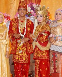 Dec 04, 2016 · didasari juga dengan jumlah kelompok sukubangsa kurang lebih 700'an suku bangsa di seluruh nusantara, dengan berbagai karakter kelompok masyarakat yang beragam, serta keragaman agamanya, rumah adat, pakaian adat, kesenian adat bahkan makanan beraneka ragam pula. 34 Pakaian Adat Indonesia (Sumatra) - SEJARAH, CERITA ...