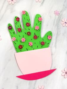 Prefer to give your mom a printed card? 15 Easy Last-Minute Mother's Day Crafts for Kids