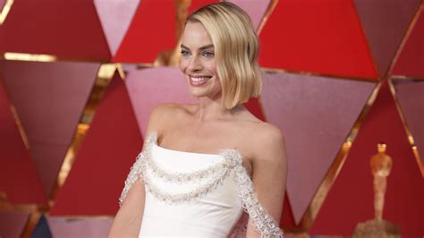 2048x1152 margot robbie at oscars 2018 4k 2048x1152 resolution hd 4k wallpapers images