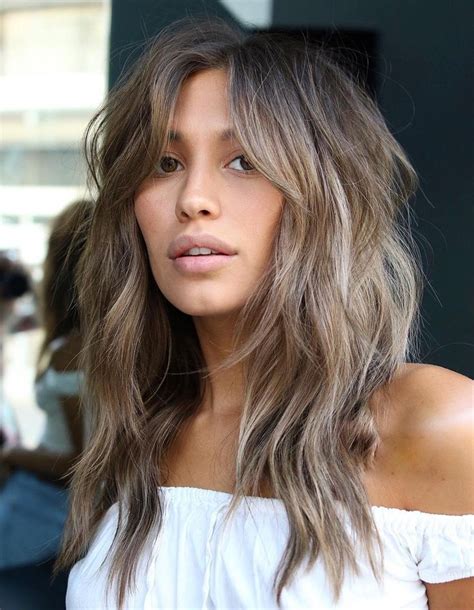The beauty of the curtains haircut is that it can be used to quite literally frame your face, similar to the curtains of a theatre stage. Die moderne Shag Frisur mit Curtain Bangs erobert 2019 die ...