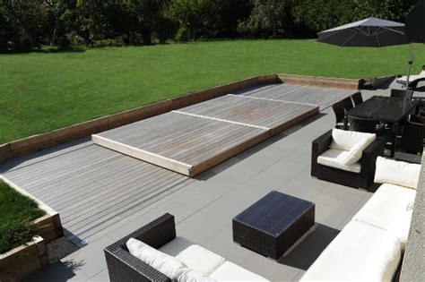 Les abris pour piscine hors sol existent en différents formats, tailles et technologies, depuis la simple bâche pour petite piscine gonflable à l'abri haut repliable pour grande piscine intex. Terrasse piscine mobile : le Rolling-Deck Piscinelle