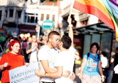 Turquie La Gay Pride Dispers E Coups De Canons Eau Et Balles En