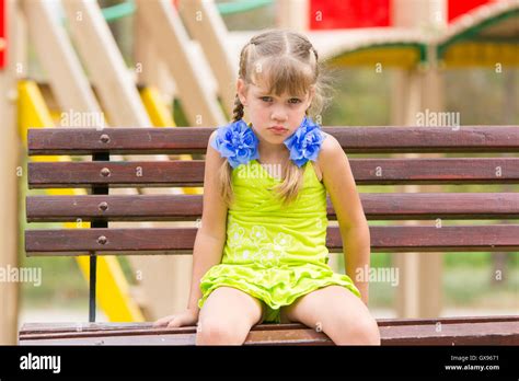 Child playground crying Fotos und Bildmaterial in hoher Auflösung Alamy