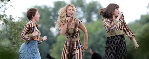 Here we go again ℗. Mamma Mia 2: Lily James canta e dança como versão jovem de ...