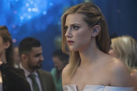 lili reinhart as betty cooper how old is the riverdale cast popsugar entertainment photo 3