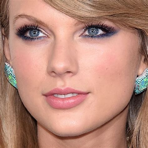 Taylor Swift Makeup Blue Eyeshadow Gold Eyeshadow And Pale Pink