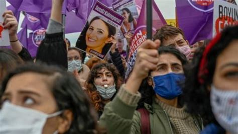 Turquía se retira de un tratado que protege a las mujeres y provoca