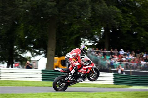 cadwell bsb brookes blitzes his way to pole position bikesport news