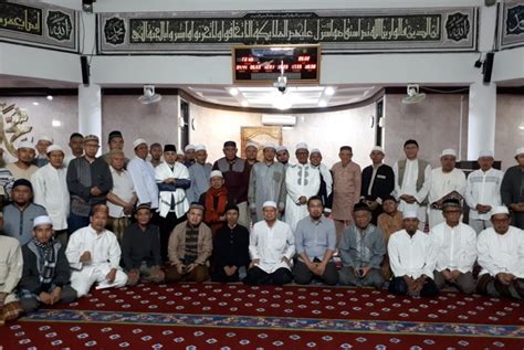 Bismillah was shalatu was salamu 'ala rasulillah, wa ba'du sesungguhnya matahari dan bulan adalah tanda kekuasaan allah, tidak mengalami gerhana ulama berbeda pendapat mengenai hukum khutbah shalat gerhana, apakah termasuk dianjurkan satu. Gerhana Bulan dan Matahari tak Terkait Mitos Tertentu ...