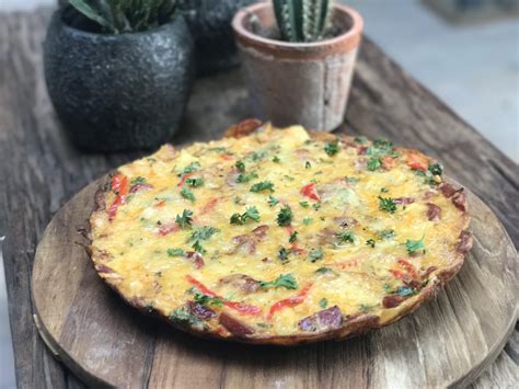 Spaanse Tortilla Met Chorizo Familie Over De Kook