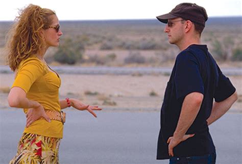 Julia Roberts And Director Steven Soderbergh Discuss A Scene On The Set