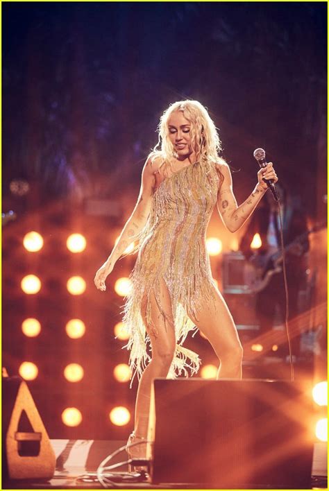 watch all miley cyrus new year s eve 2023 performances including stars are blind with paris