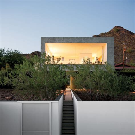 This House Doesnt Hold Back And Embraces The Desert Architecture