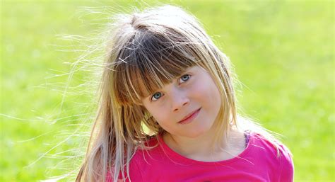 무료 이미지 자연 잔디 사람 소녀 여자 사진술 목초지 꽃 초상화 어린이 인간의 표정 미소 긴 머리