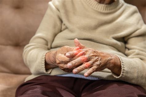 Premium Photo Senior Woman Massage Finger With Painful Swollen Gout