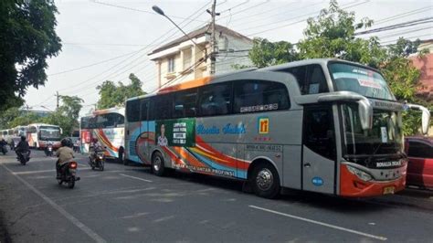 Tak sampai bangjo pertama setelah terminal giwangan, jaya putra. 20 Bus Besar Terparkir Dekat Rumah Jokowi di Solo, Siap ...