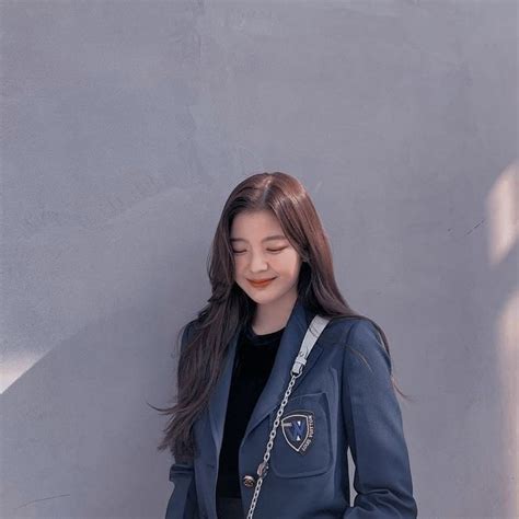 Bff kpop fashion cewe hijab aesthetic remaja academic dress dresses jackets rain jacket windbreaker. Blend Lia - aesthetic | Wanita cantik, Wanita, Gambar wajah