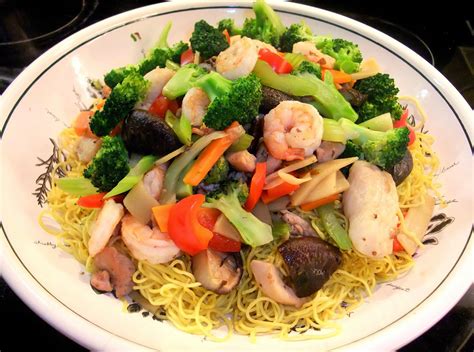 With traditional crisp cantonese vegetables for a flavorful, colorful, and delightfully foreign dish. Susan's Savour-It!: Cantonese Chow Mein...