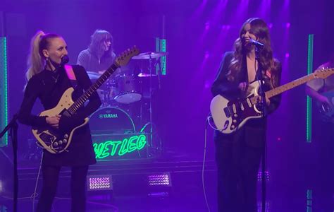 Wet Leg Make Us Tv Debut With ‘chaise Longue On ‘seth Meyers