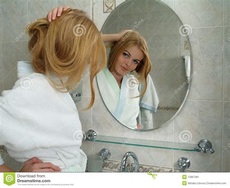 la belle fille regarde dans un miroir dans une salle de bains my xxx hot girl
