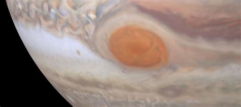 Hubble La Tache De Jupiter Rétrécit Vidéo En 4k Agences Spatiales