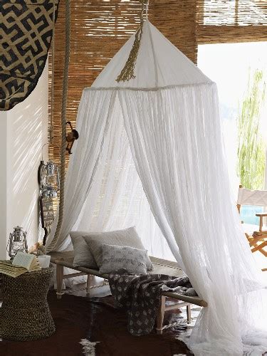 Weitere ideen zu mittelalter, mittelalterliche möbel, hochmittelalter. Bett mit Gaze-Vorhang in afrikanisch … - Bild kaufen ...