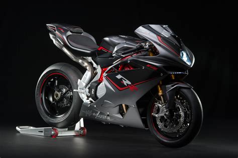 There was a speedlimit of 80 kph, so stop hatin! MV Agusta F4 RR 2015 | Agora Moto