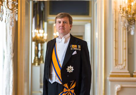 Dat is 23.000 euro meer dan dit jaar, ofwel een stijging van 2,5 procent. Koning draagt elfstedenkruisje | Omrop Fryslân