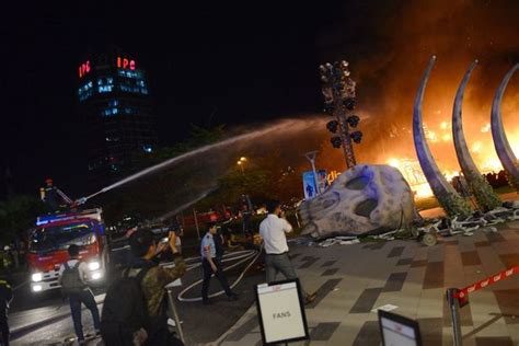 The following weapons were used in the film king kong (2005): Huge 16ft King Kong model catches fire at film premiere ...