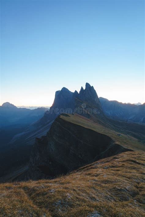 Paisajes Del Amanecer En Seceda Con Cielo Azul Claro En Dolomitas