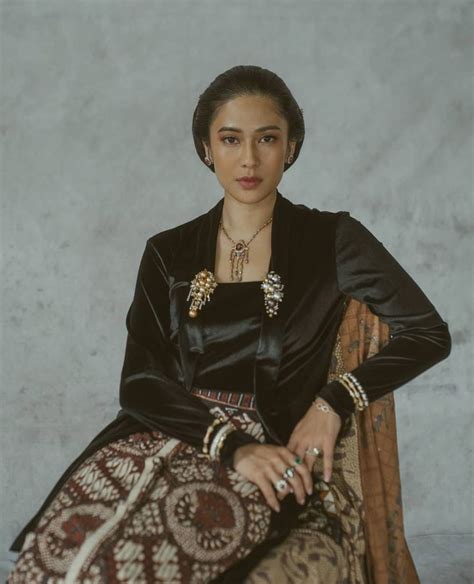 Akan tetapi, yang dijadikan simbol pakaian adat jawa tengah untuk kaum perempuan adat keraton surakarta merupakan pakaian. 8++ Pakaian Adat Jawa - Makna Filosofi Kebudayaan Luhur ...