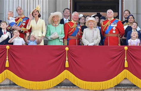 Royaume Uni La Reine Elizabeth Ii A Fêté Ses 93 Ans Entourée De La