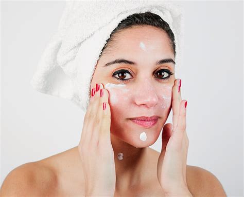 Skin Care Tips गर्मियों में ऐसे करें अपनी त्वचा की देखभाल आसान तरीकों