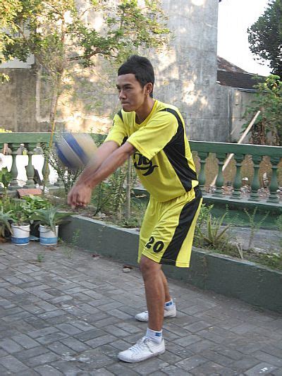 Smash adalah pukulan yang dilakukan dengan menggunakan satu tangan diatas net serta dilakukan. Kumpulan Foto Passing Atas dan Passing Bawah Permainan Bola Voli - Kumpulan Artikel Pendidikan