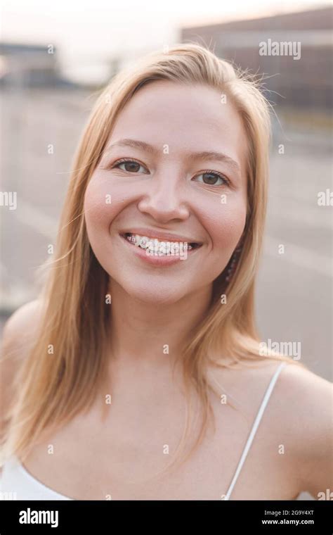 Overbite Smile Smiling Hi Res Stock Photography And Images Alamy