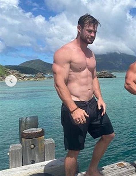Chris Hemsworth Astro De Thor Impressiona Com Abdômen E Braços