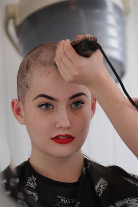 Bald Girl On Tumblr Glatze Rasieren Rasierter Frauen Kopf Rasieren