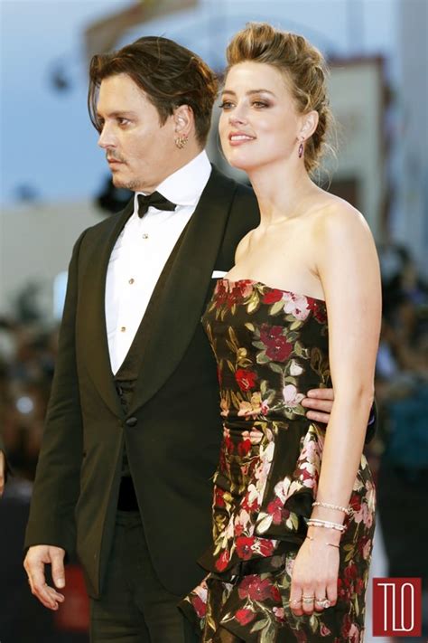 Johnny depp geçtiğimiz günlerde çok düşkün heard, yüzünde kızarıklık ve morluklarla depp'e karşı aile içi şiddeti yasaklama emri çıkartmak için mahkemeye geldi. Venice Film Festival: Amber Heard and Johnny Depp at "The ...