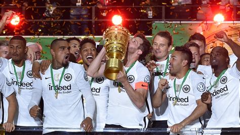 Wer streckt den goldenen pokal 2020 in den berliner nachthimmel? Eintracht Frankfurt win the 2017/18 DFB Pokal after beating Bayern München 3-1 in the final ...