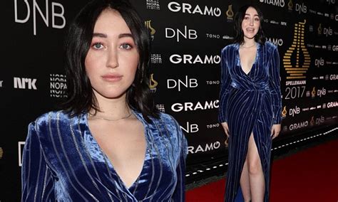 Noah cyrus, who previously made headlines for her cmt outfit, has drawn mixed reactions over her 2021 grammys' red carpet look. Noah Cyrus has a 'legendary night' at Norwegian Grammys | Daily Mail Online