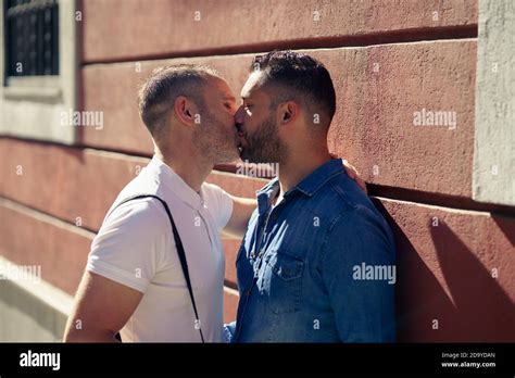 Hombres homosexuales besándose fotografías e imágenes de alta resolución Alamy
