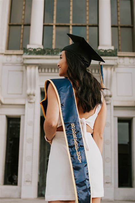 Uc Berkeley Graduation Girl Graduation Pictures Grad Photoshoot