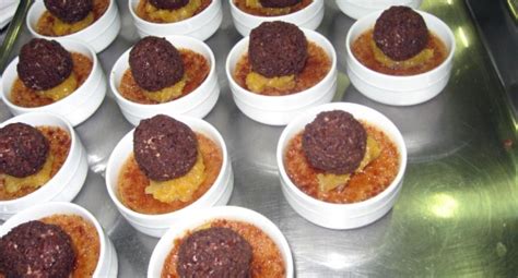 Klasik fransız tatlıları denilince akla gelen ilk isimlerden biri olan creme brulee tarifi, ferhat şef'in muhteşem püf noktalarıyla birleşerek bugün mutfağınıza konuk olmaya geliyor. Crème brulée und Praline von der Gänseleber mit ...