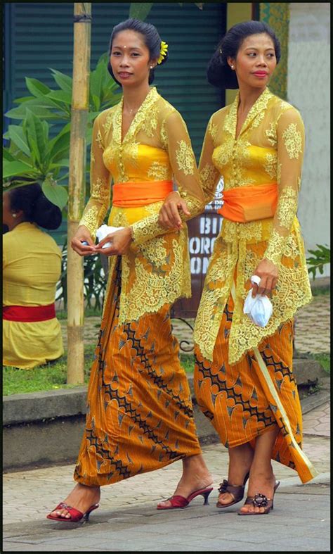 Balinese Womean Traditional Dresses Traditional Outfits Traditional Fashion
