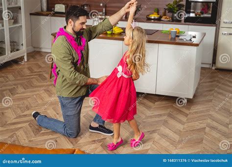 Padre Feliz Bailando Con Su Adorable Hija Foto De Archivo Imagen De
