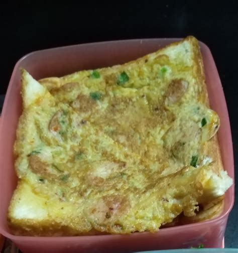 Dah celup terus goreng dalam kuali yang sudah panas minyaknya itu. namakucella: ROTI TELUR SOSEJ GORENG