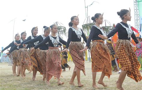 Mulai gunung purba, air terjun wisata singkat ke geopark ciletuh kala itu menjadi pengisi salah satu weekend kami di bulan oktober. Festival Budaya Ciletuh Geopark Palabuhanratu - Website ...